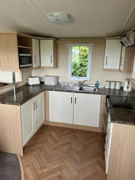 Red Squirrel Holiday Home In The Countryside, 10 Mins To Lligwy Beach Llandyfrydog Zewnętrze zdjęcie